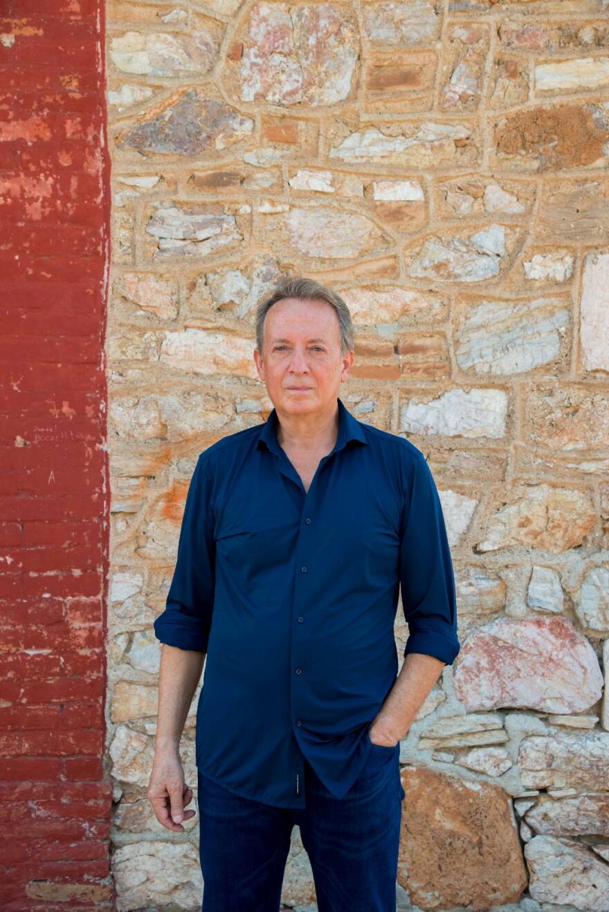 Γιώργος Κλεφτογιώργος: Κυκλοφορεί το τρίτο μυθιστόρημα του γνωστού στιχουργού με τίτλο «Περιμένοντας τους γύπες»