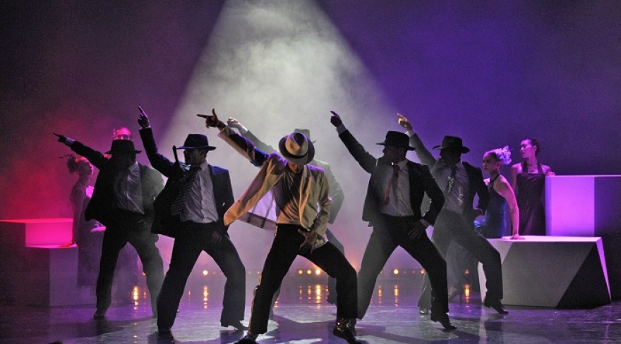 Μάικλ Τζάκσον: Η ιστορία του θρυλικού moonwalk από τον Τσάρλι Τσάπλιν μέχρι τον Τζέιμς Μπράουν