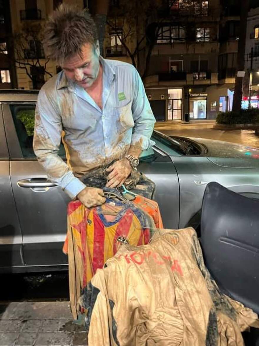 Ισπανία: Οπαδός της Βαλένθια ρίσκαρε τη ζωή του εν μέσω της καταιγίδας για να σώσει τη συλλογή του με φανέλες της ομάδας