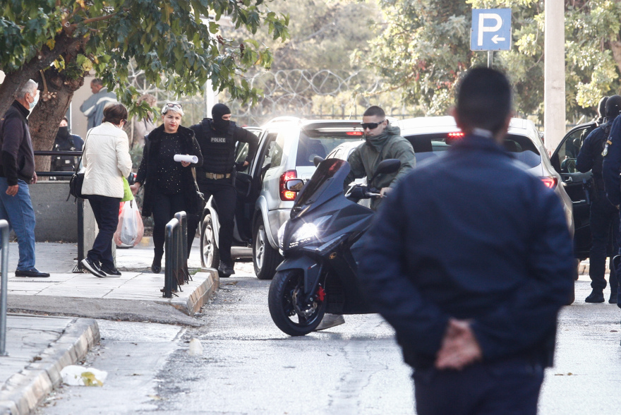 Αμπελόκηποι: Στα δικαστήρια για να απολογηθούν η 30χρονη και ο 31χρονος που συνελήφθησαν μετά την έκρηξη