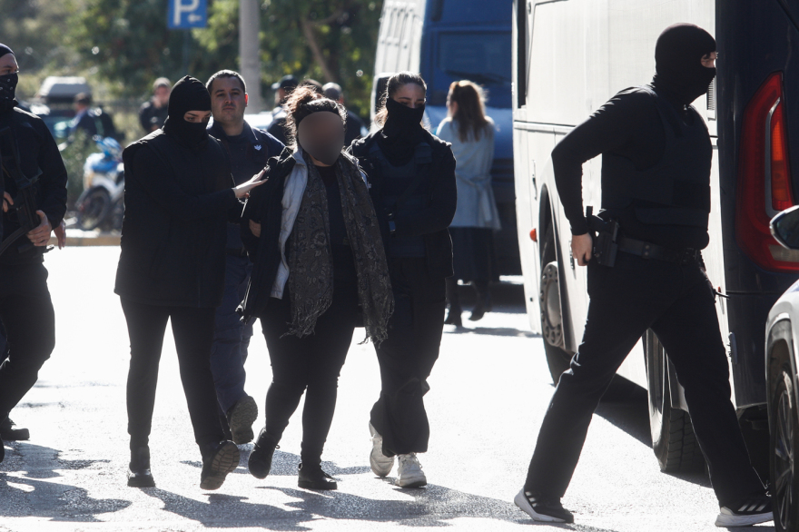 Αμπελόκηποι: Στα δικαστήρια για να απολογηθούν η 30χρονη και ο 31χρονος που συνελήφθησαν μετά την έκρηξη