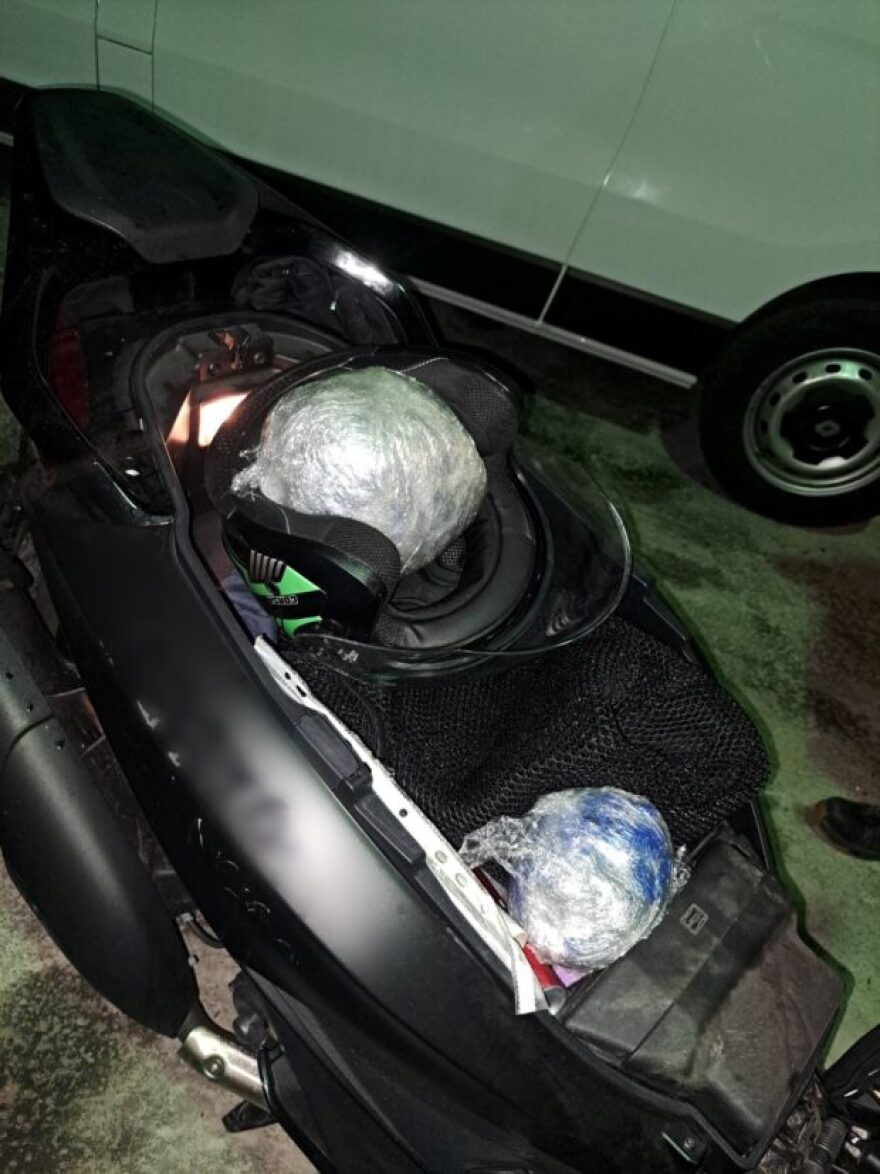 Κάλυμνος: 29χρονος τραυμάτισε αστυνομικό όταν προσπάθησε να τον ελέγξει - Είχε κρύψει μισό κιλό κάνναβης στο μηχανάκι του