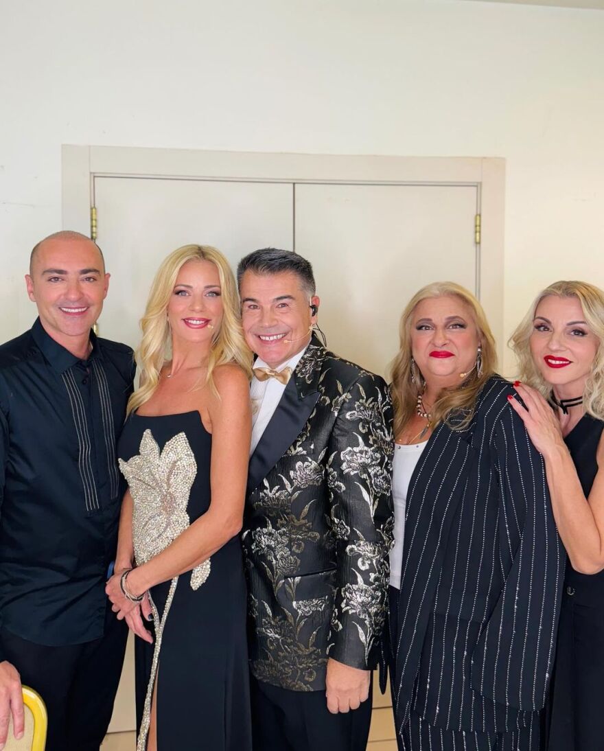 Ζέτα Μακρυπούλια: Λαμπερό φόρεμα με μεγάλο κόψιμο για το βράδυ του Σαββάτου