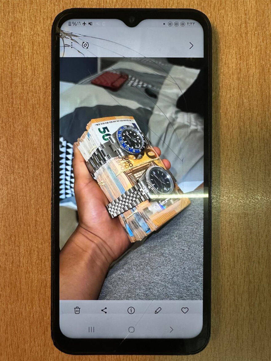 Συμμορία άρπαζε χρυσές αλυσίδες στο Μετρό, το τραμ και τον ηλεκτρικό και «πανηγύριζε» με τα κλοπιμαία