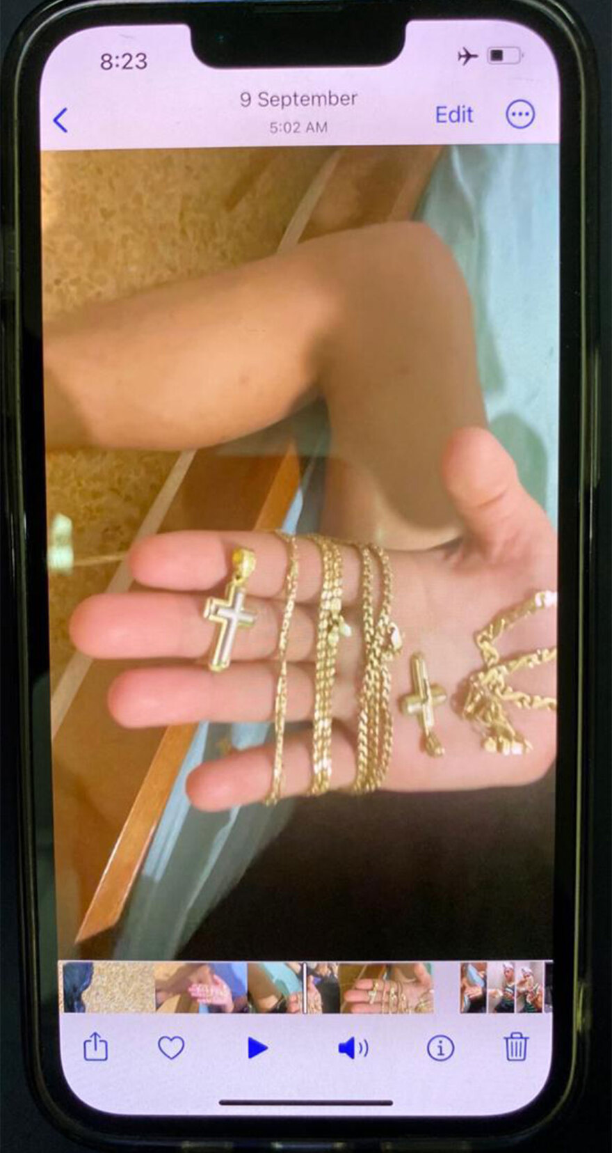 Συμμορία άρπαζε χρυσές αλυσίδες στο Μετρό, το τραμ και τον ηλεκτρικό και «πανηγύριζε» με τα κλοπιμαία