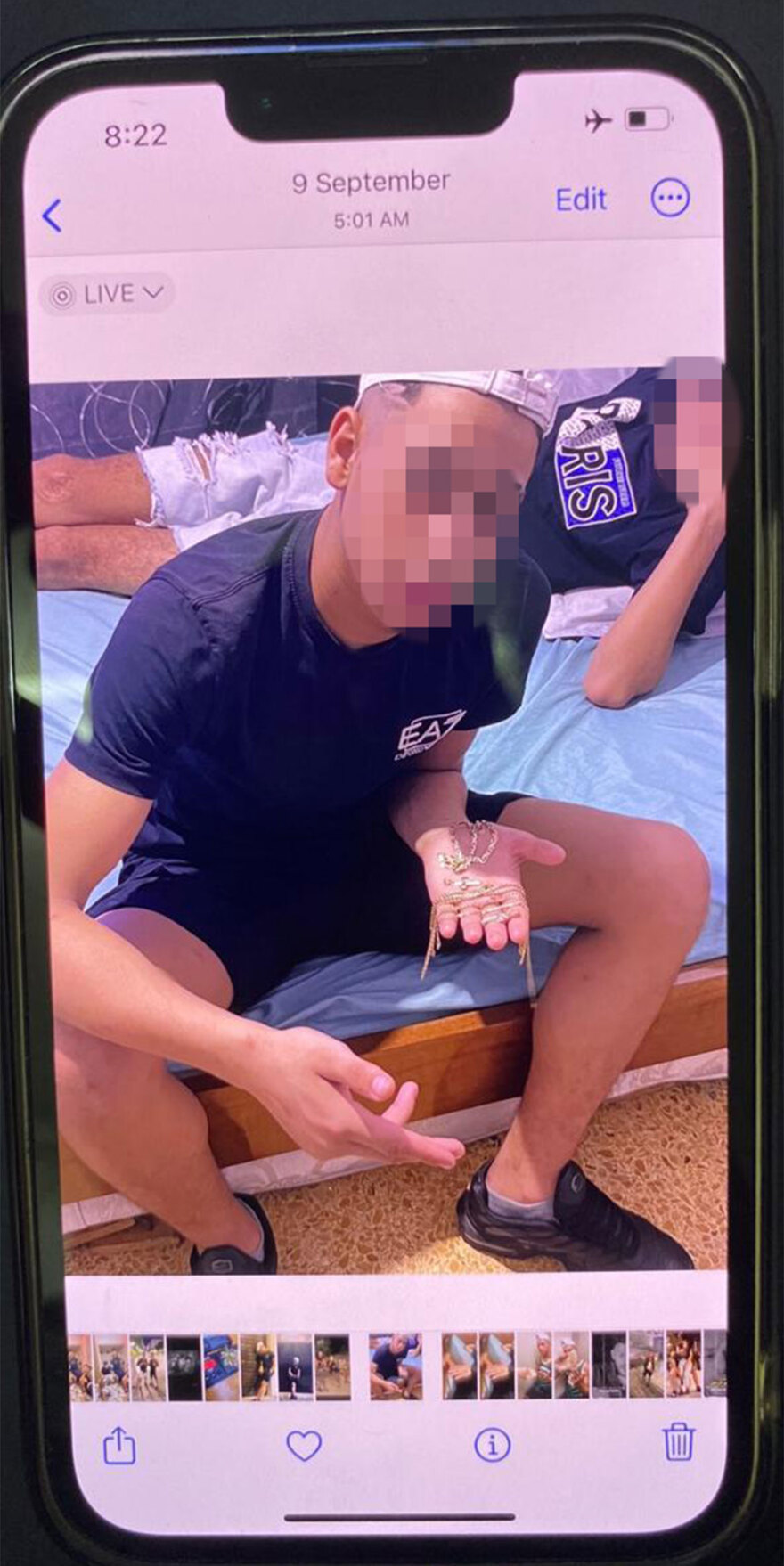 Συμμορία άρπαζε χρυσές αλυσίδες στο Μετρό, το τραμ και τον ηλεκτρικό και «πανηγύριζε» με τα κλοπιμαία