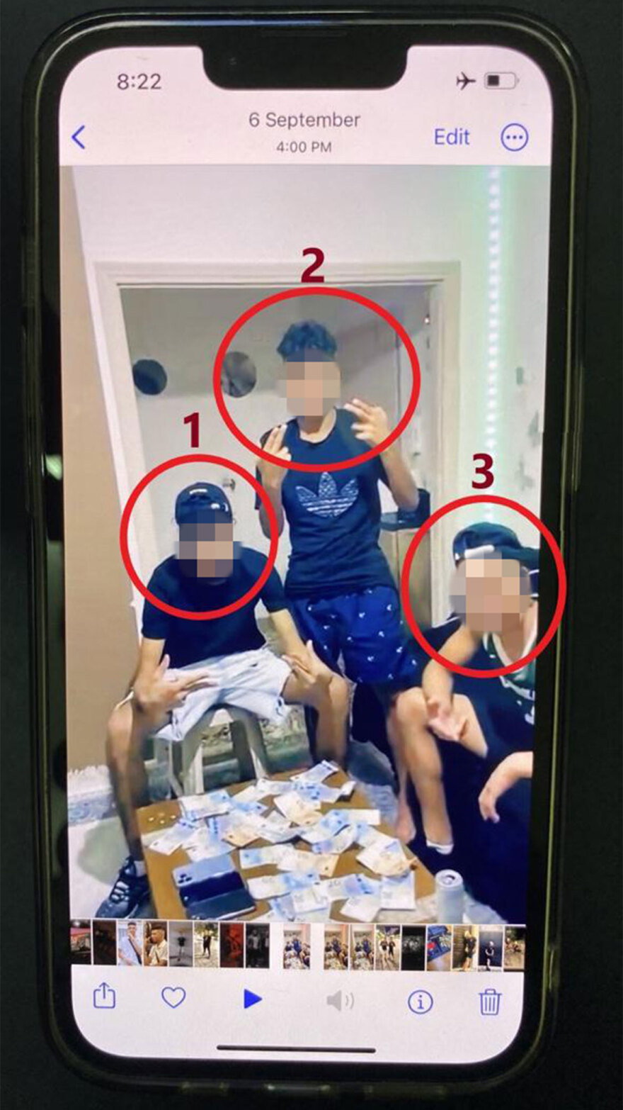 Συμμορία άρπαζε χρυσές αλυσίδες στο Μετρό, το τραμ και τον ηλεκτρικό και «πανηγύριζε» με τα κλοπιμαία