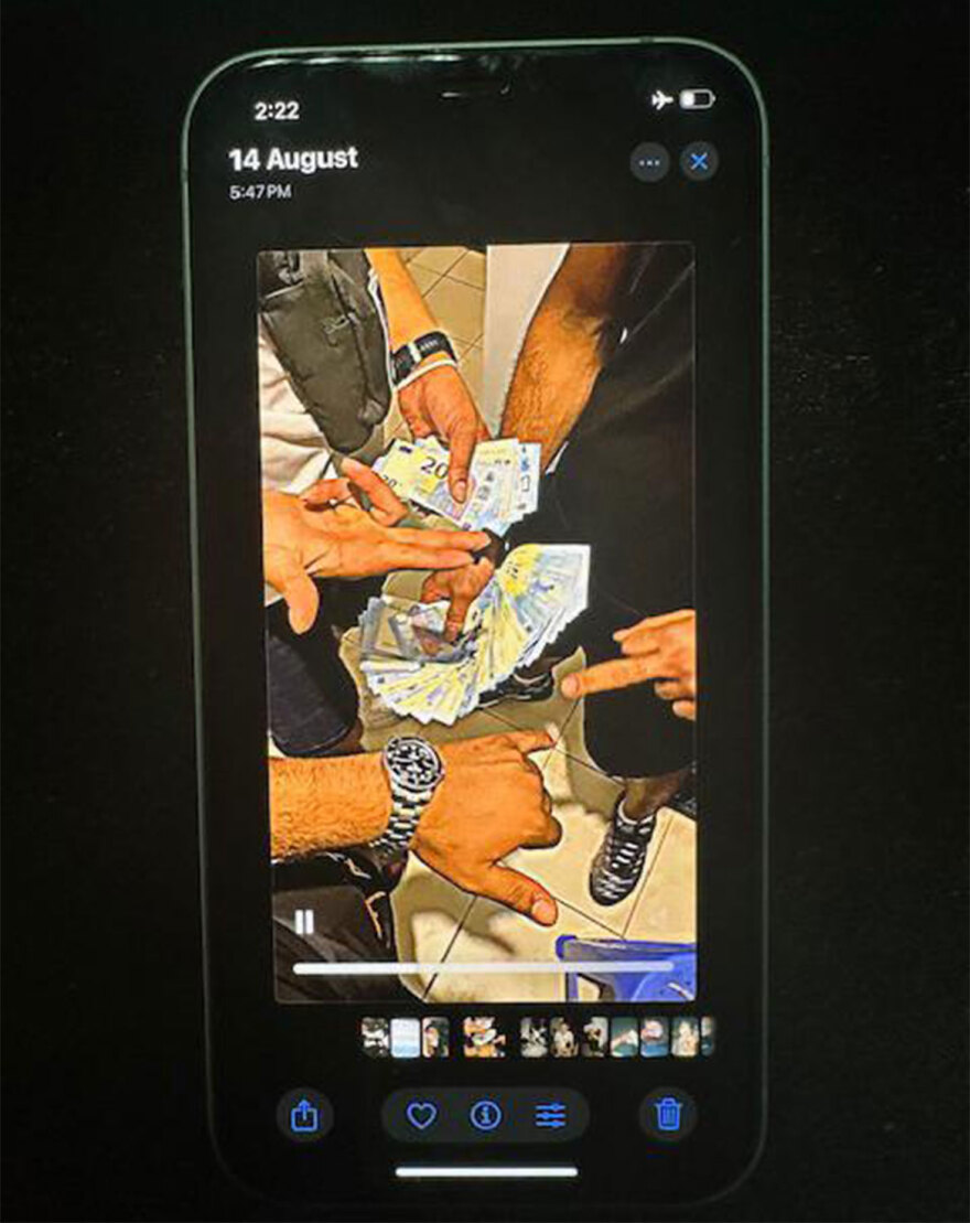 Συμμορία άρπαζε χρυσές αλυσίδες στο Μετρό, το τραμ και τον ηλεκτρικό και «πανηγύριζε» με τα κλοπιμαία