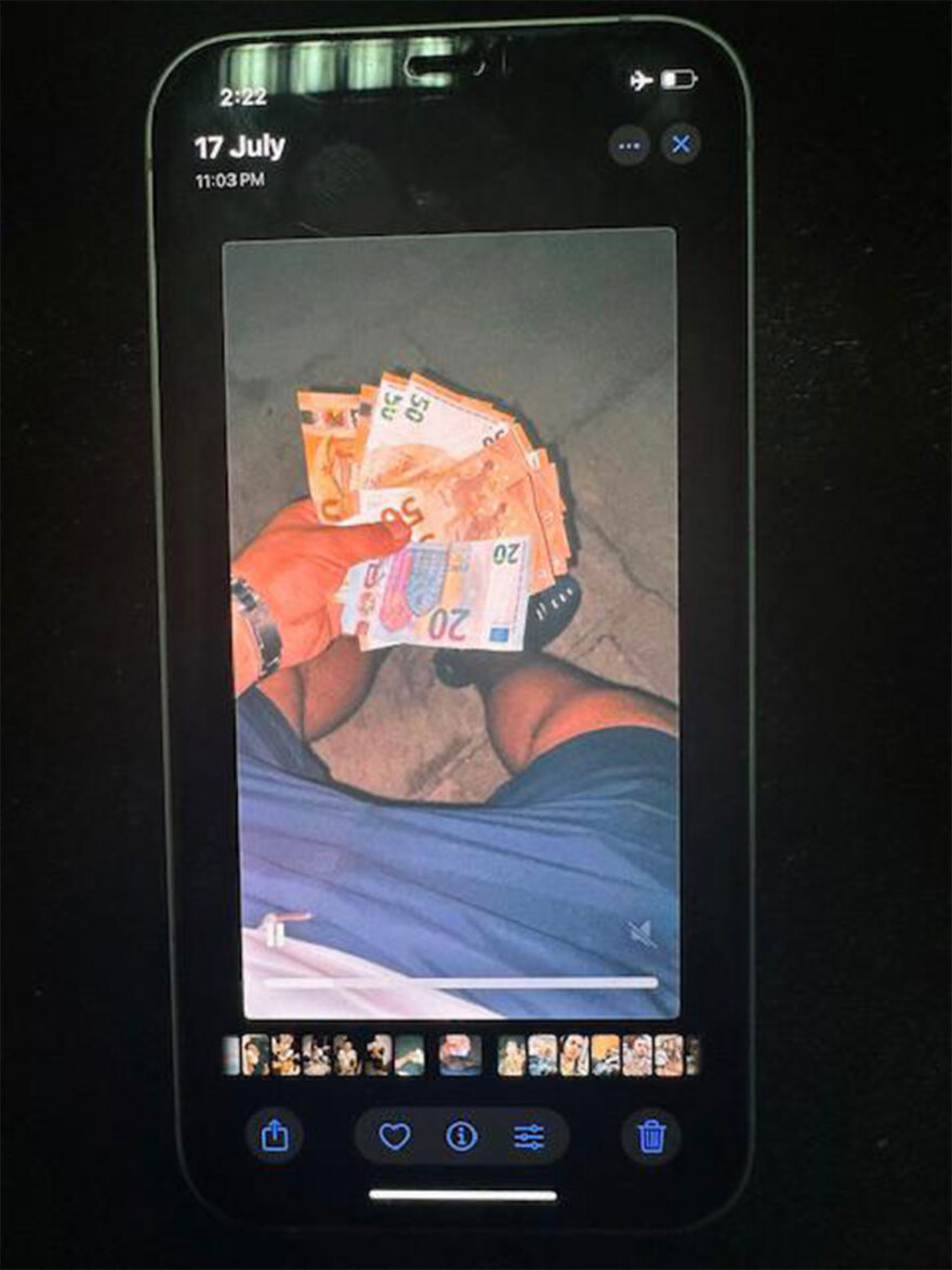 Συμμορία άρπαζε χρυσές αλυσίδες στο Μετρό, το τραμ και τον ηλεκτρικό και «πανηγύριζε» με τα κλοπιμαία