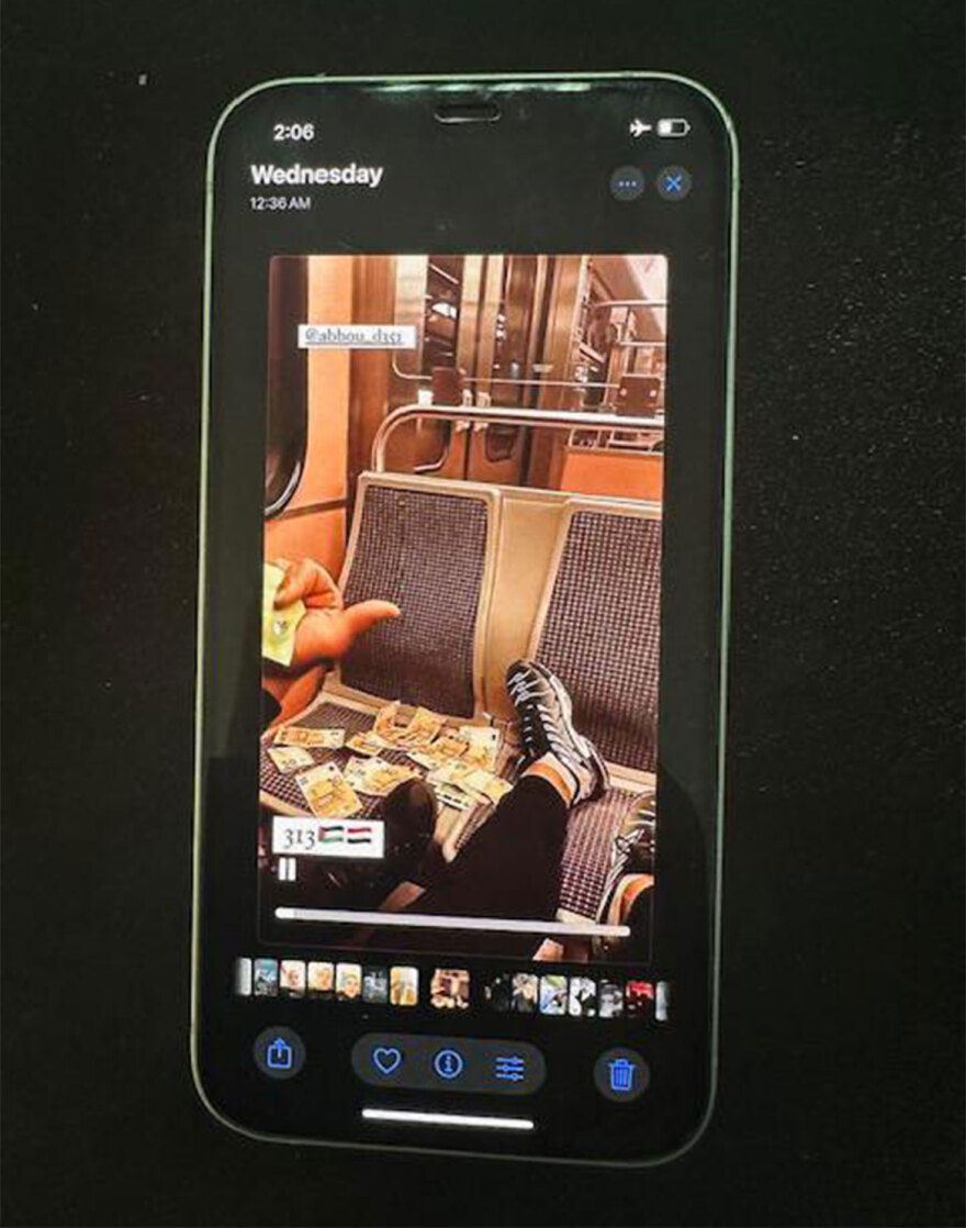 Συμμορία άρπαζε χρυσές αλυσίδες στο Μετρό, το τραμ και τον ηλεκτρικό και «πανηγύριζε» με τα κλοπιμαία