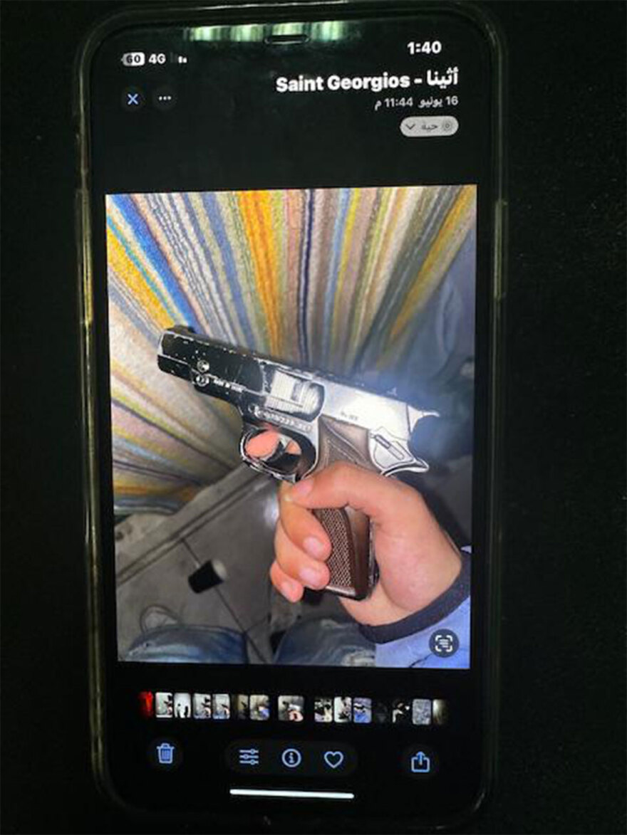 Συμμορία άρπαζε χρυσές αλυσίδες στο Μετρό, το τραμ και τον ηλεκτρικό και «πανηγύριζε» με τα κλοπιμαία