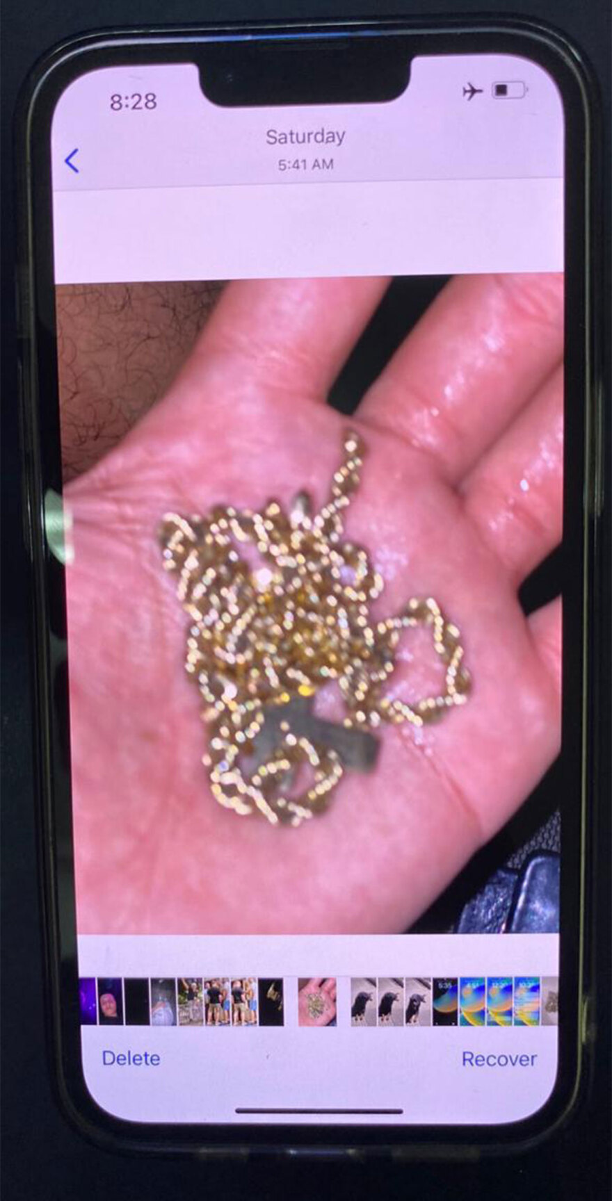 Συμμορία άρπαζε χρυσές αλυσίδες στο Μετρό, το τραμ και τον ηλεκτρικό και «πανηγύριζε» με τα κλοπιμαία