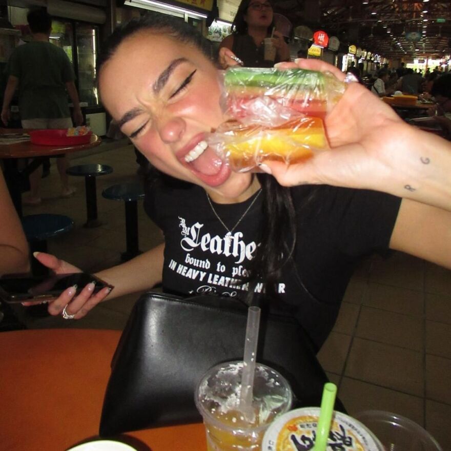 Ντούα Λίπα: Ταξίδεψε στη Σιγκαπούρη - Οι φωτογραφίες που μοιράστηκε με τους φαν της