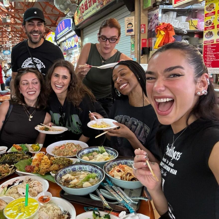 Ντούα Λίπα: Ταξίδεψε στη Σιγκαπούρη - Οι φωτογραφίες που μοιράστηκε με τους φαν της