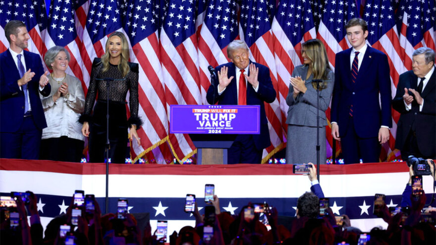 Ο ανέκφραστος γιος του Ντόναλντ και της Μελάνια Τραμπ - Χαμογελούσε άβολα στο πλευρό του πατέρα του