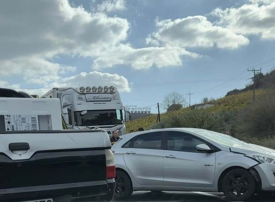 Τροχαίο ατύχημα στο Ηράκλειο: Σύγκρουση αυτοκινήτου με φορτηγό