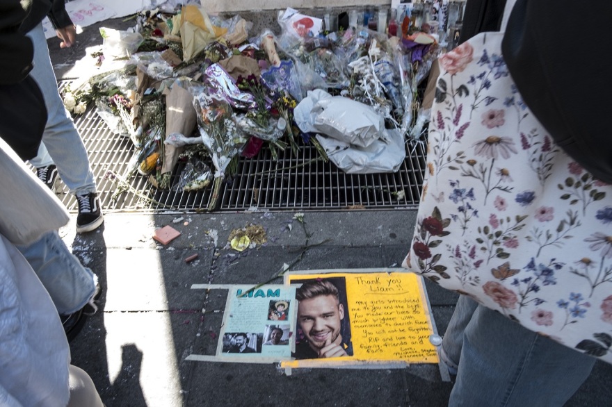 Λίαμ Πέιν: Έξαλλοι οι θαυμαστές του με τηλεοπτική εκπομπή που παρουσίασε πλάνα από το κοιμητήριο που βρισκόταν η σορός του