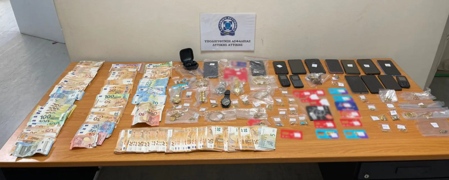 Δυτική Αττική: Βίντεο από την έφοδο της αστυνομίας σε σπίτι συμμορίας που λήστευε ηλικιωμένους