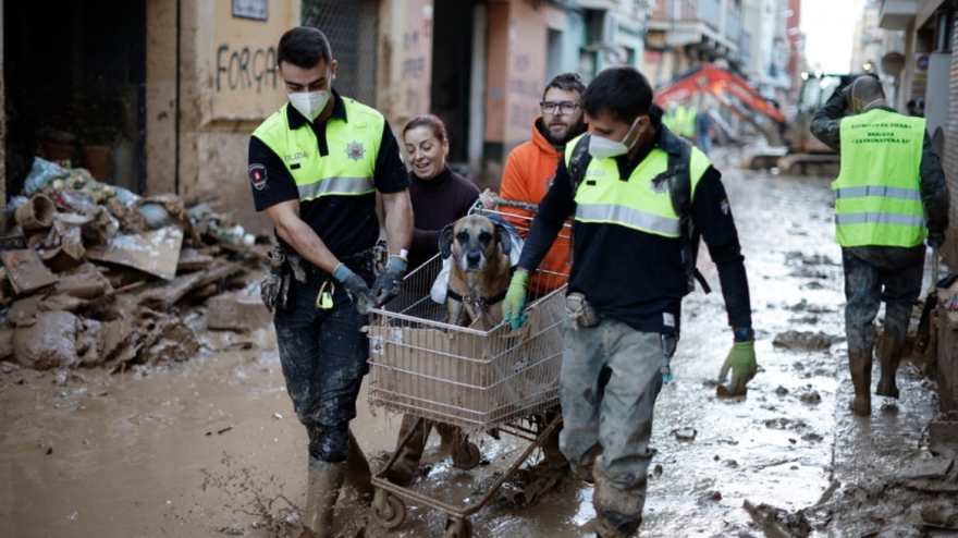 Ισπανία: Ενωμένος ο κόσμος στην Βαλένθια συνεργάζεται για να καθαρίσει τους δρόμους - Δείτε βίντεο