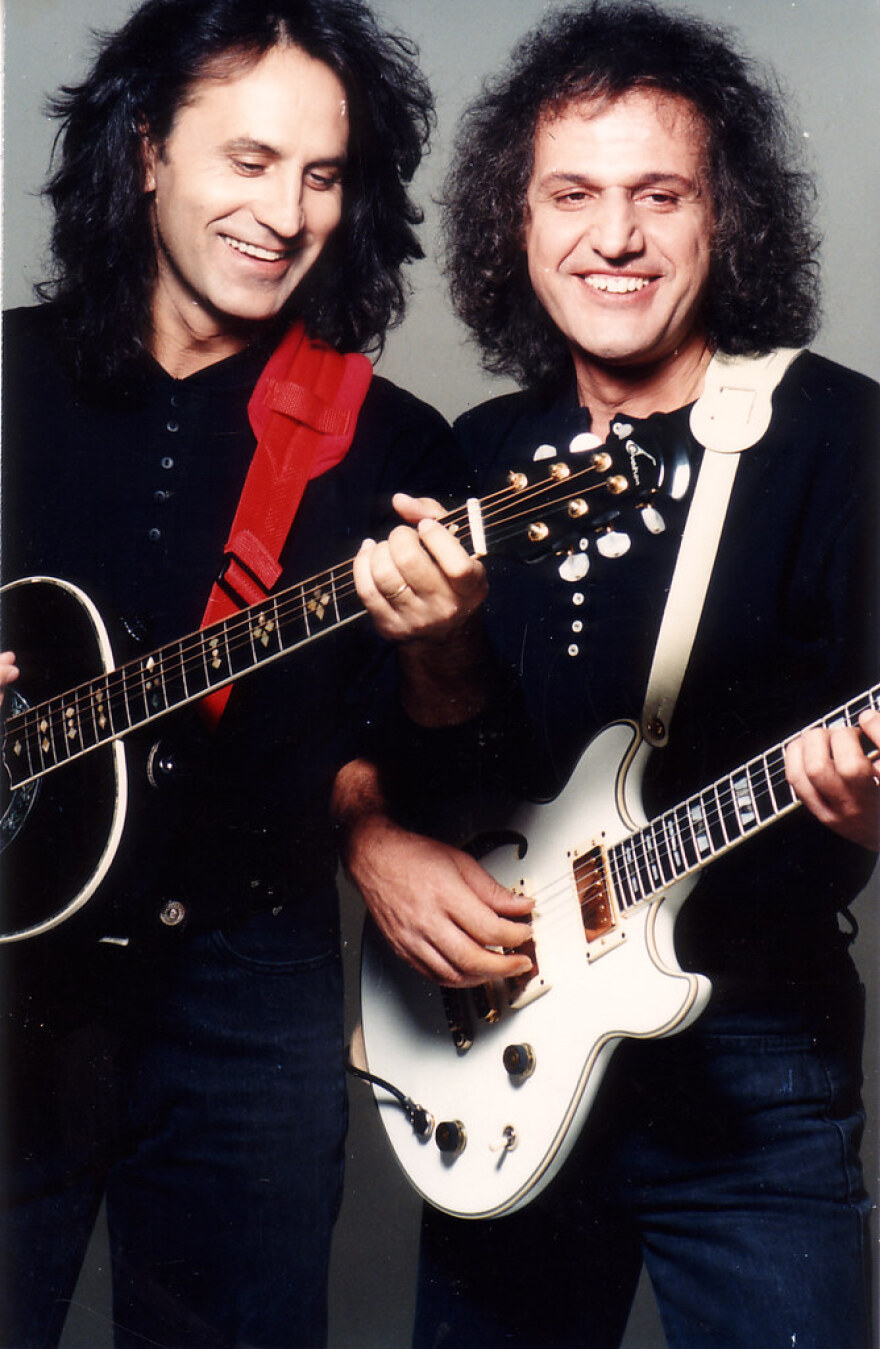 Γιώργος Νταλάρας - Βασίλης Παπακωνσταντίνου: Μισό αιώνα «Στο ίδιο έργο θεατές» - Δείτε βίντεο και φωτογραφίες