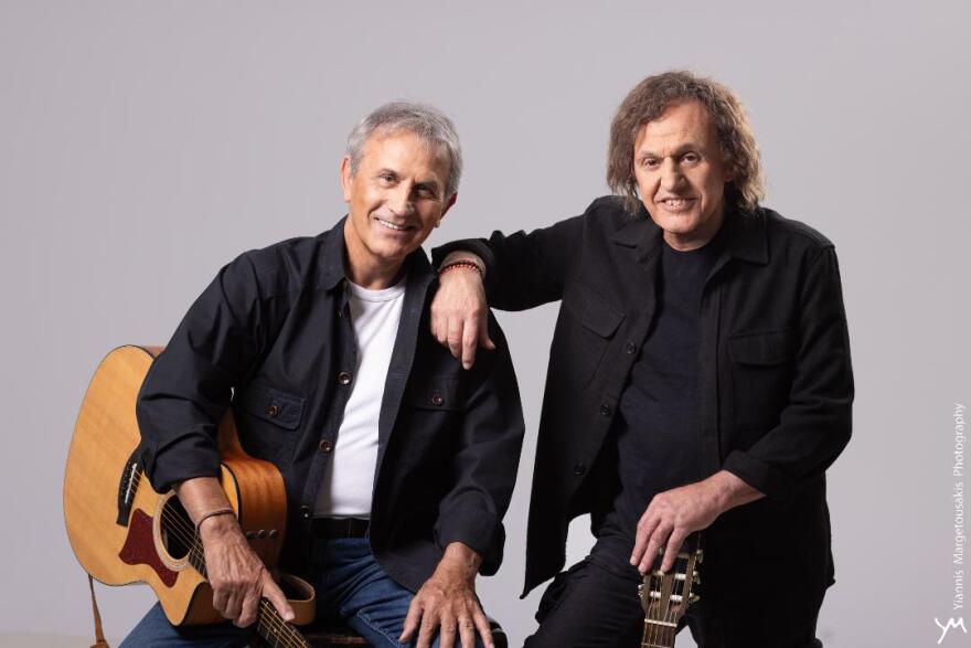 Γιώργος Νταλάρας - Βασίλης Παπακωνσταντίνου: Μισό αιώνα «Στο ίδιο έργο θεατές» - Δείτε βίντεο και φωτογραφίες