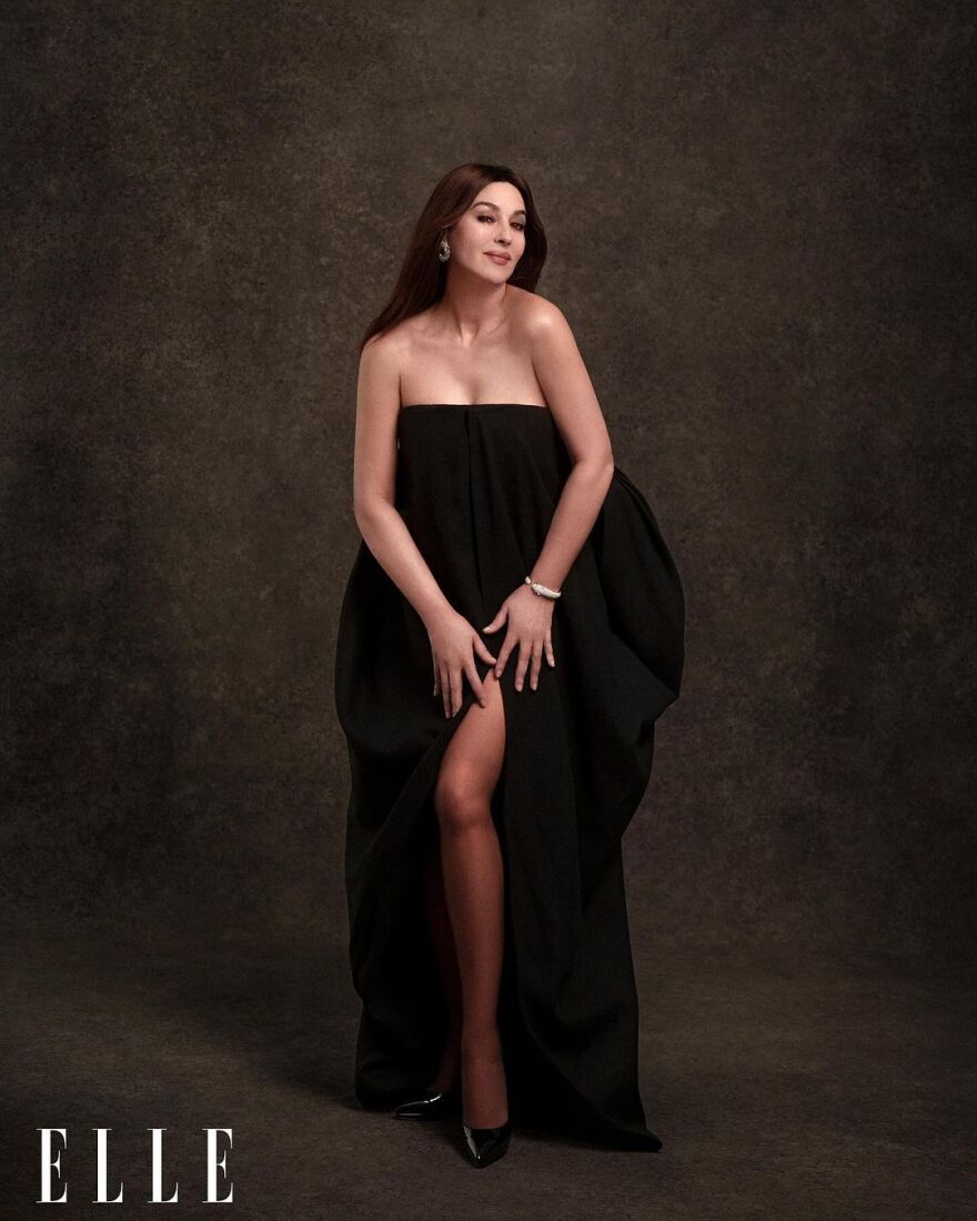 Μόνικα Μπελούτσι: Με σούπερ μίνι σε νέα αισθησιακή φωτογράφιση