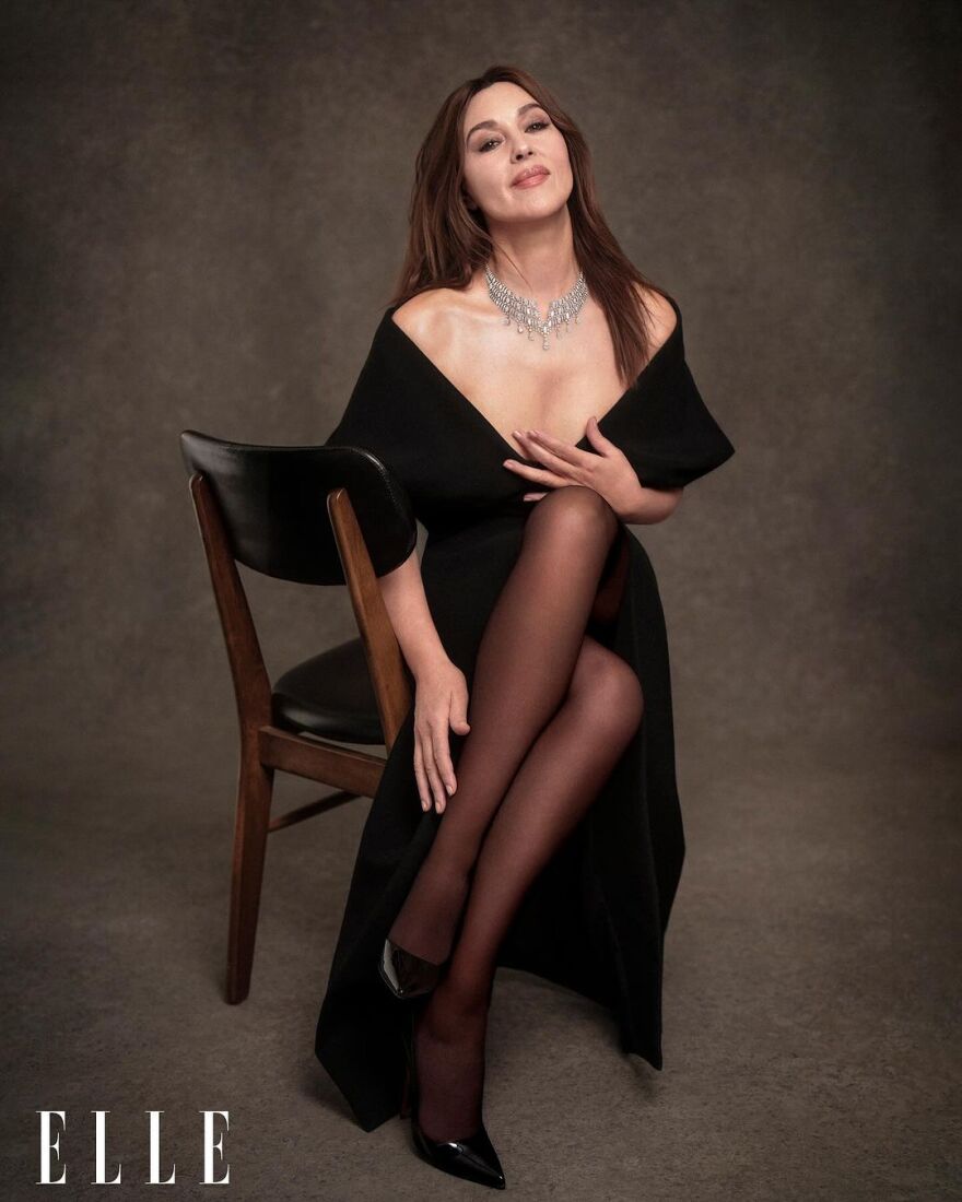 Μόνικα Μπελούτσι: Με σούπερ μίνι σε νέα αισθησιακή φωτογράφιση