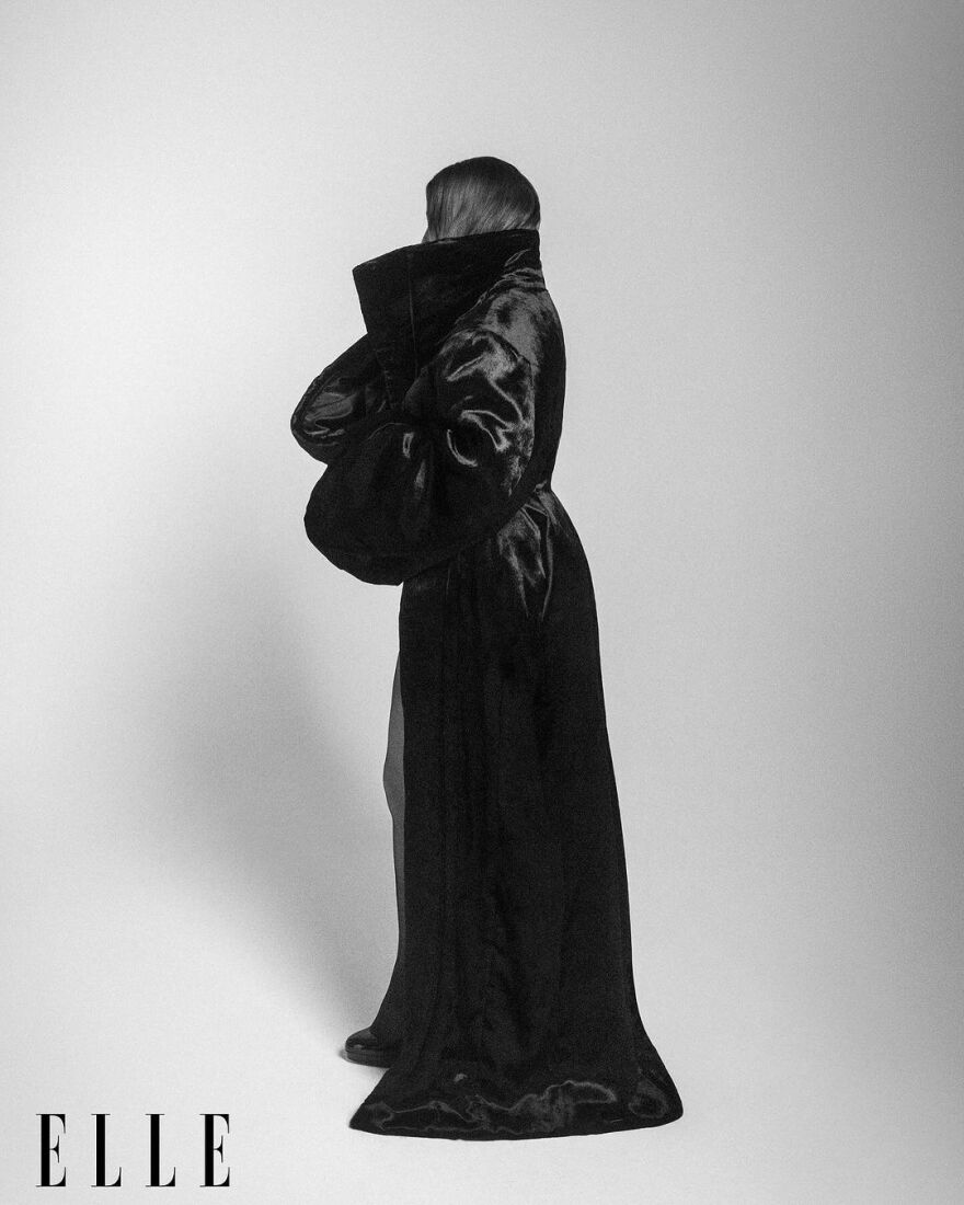 Μόνικα Μπελούτσι: Με σούπερ μίνι σε νέα αισθησιακή φωτογράφιση