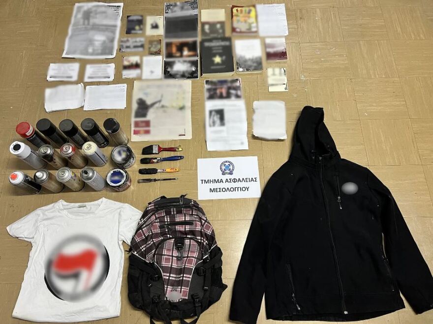 Μεσολόγγι: Με υγραέριο και εύφλεκτο υγρό ο μηχανισμός που χρησιμοποίησε 17χρονος για τον εμπρησμό περιπολικού - Τι βρήκαν στο σπίτι του