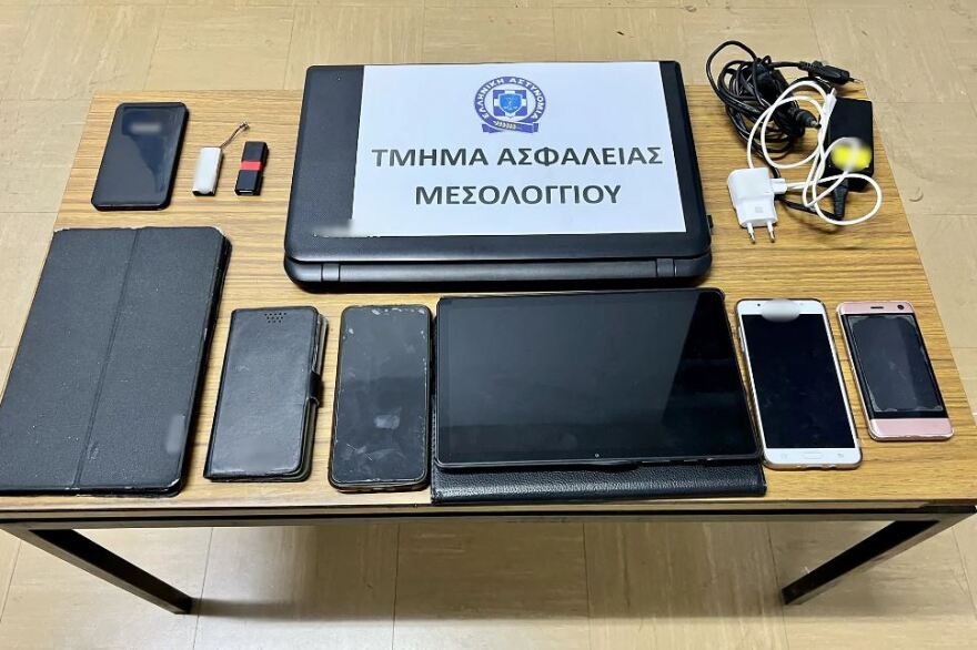 Μεσολόγγι: Με υγραέριο και εύφλεκτο υγρό ο μηχανισμός που χρησιμοποίησε 17χρονος για τον εμπρησμό περιπολικού - Τι βρήκαν στο σπίτι του