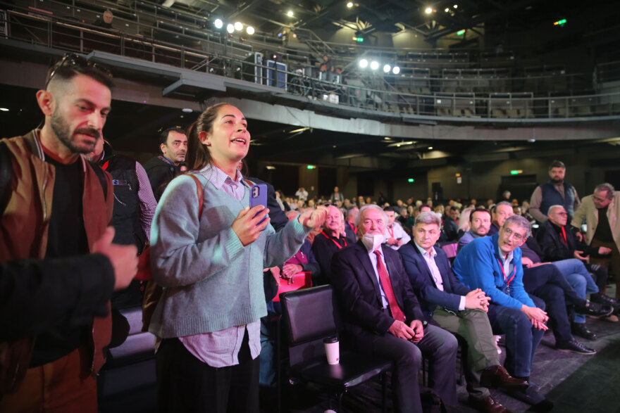 Συνέδριο ΣΥΡΙΖΑ: Επεισόδιο με υποστηρικτές του Κασσελάκη - Τους έβγαλαν σηκωτούς από την αίθουσα