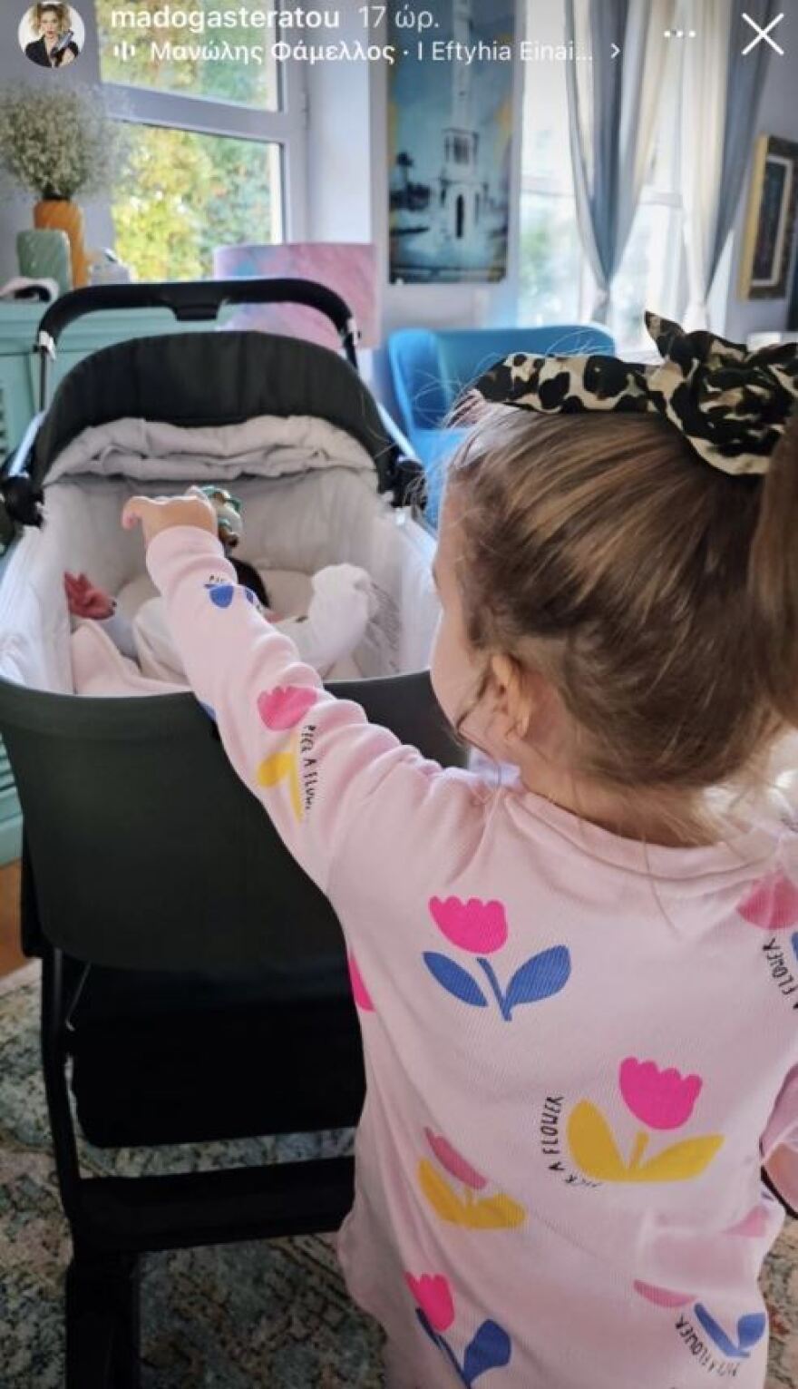 Μαντώ Γαστεράτου: Φωτογραφίζει την κόρη της με τον νεογέννητο γιο της