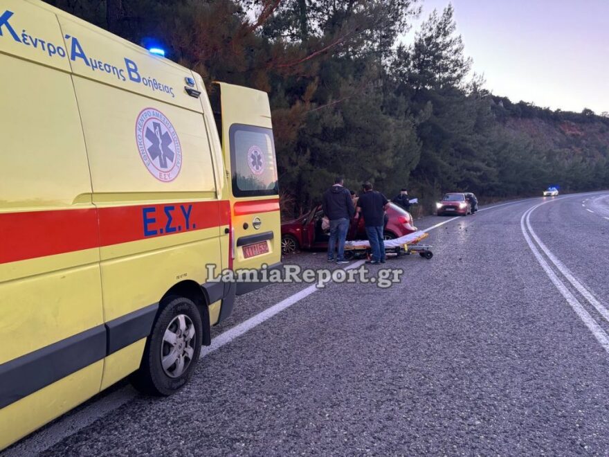 Τροχαίο ατύχημα στην Λαμία: Αυτοκίνητο με 2χρονο παιδί εξετράπη, τραυματίστηκε η συνοδηγός και ο οδηγός  - Βίντεο