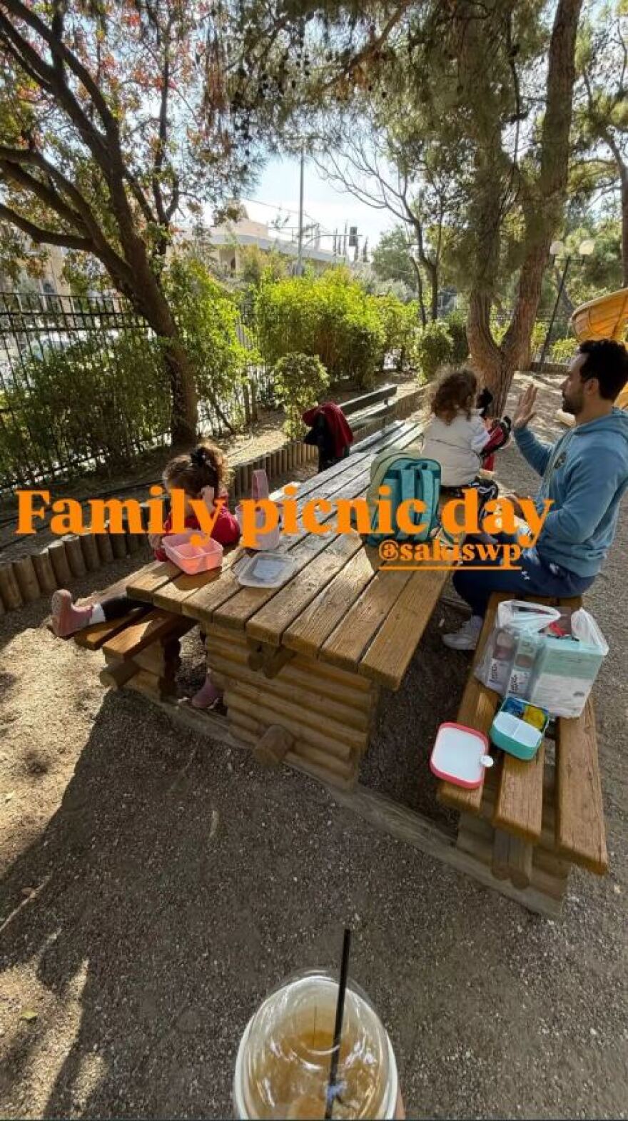 Σάκης Τανιμανίδης - Χριστίνα Μπόμπα: Πήγαν για πικ-νικ με τις δίδυμες κόρες τους