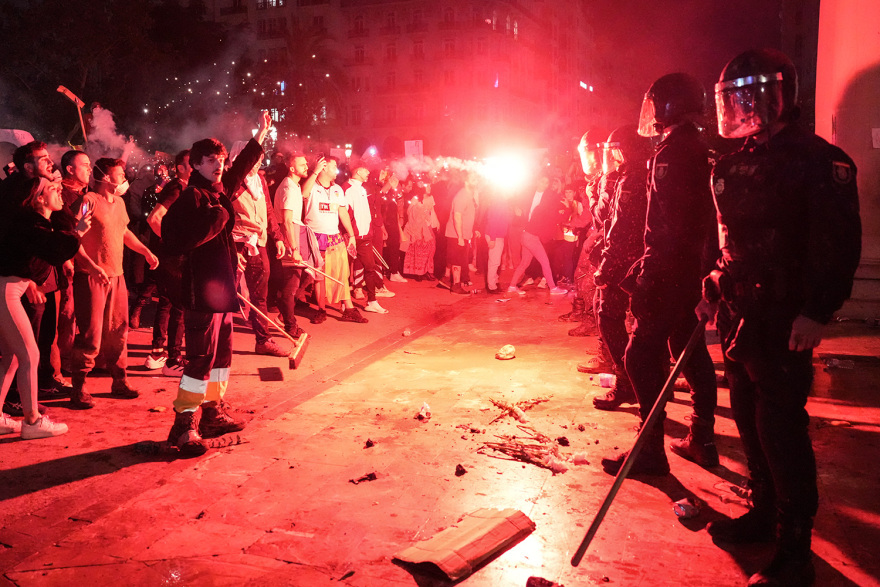 Καζάνι που βράζει η Βαλένθια - Συνεχίζονται οι διαδηλώσεις, χιλιάδες κάτοικοι ζητούν παραιτήσεις μετά τις φονικές πλημμύρες