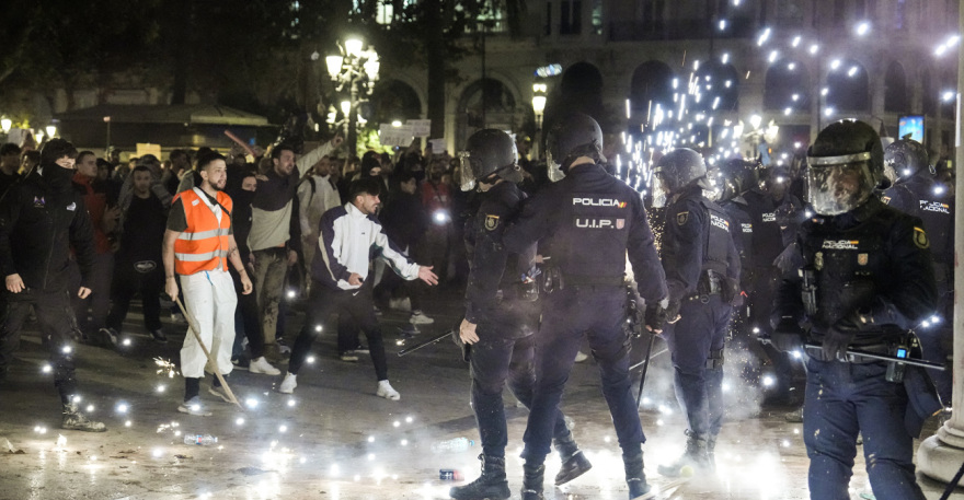 Καζάνι που βράζει η Βαλένθια - Συνεχίζονται οι διαδηλώσεις, χιλιάδες κάτοικοι ζητούν παραιτήσεις μετά τις φονικές πλημμύρες