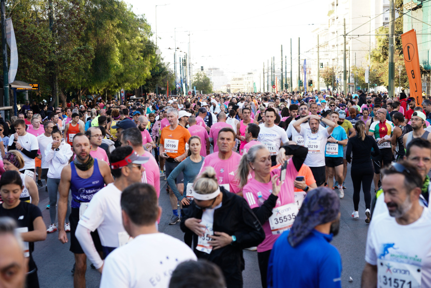 Μαραθώνιος Αθήνας - Δούκας: Αθλητές, εθελοντές και θεατές κάθε ηλικίας δίνουν δυναμικό παρών 