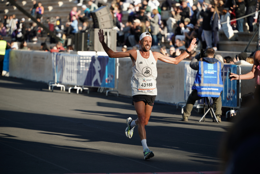 Μαραθώνιος Αθήνας - Δούκας: Αθλητές, εθελοντές και θεατές κάθε ηλικίας δίνουν δυναμικό παρών 