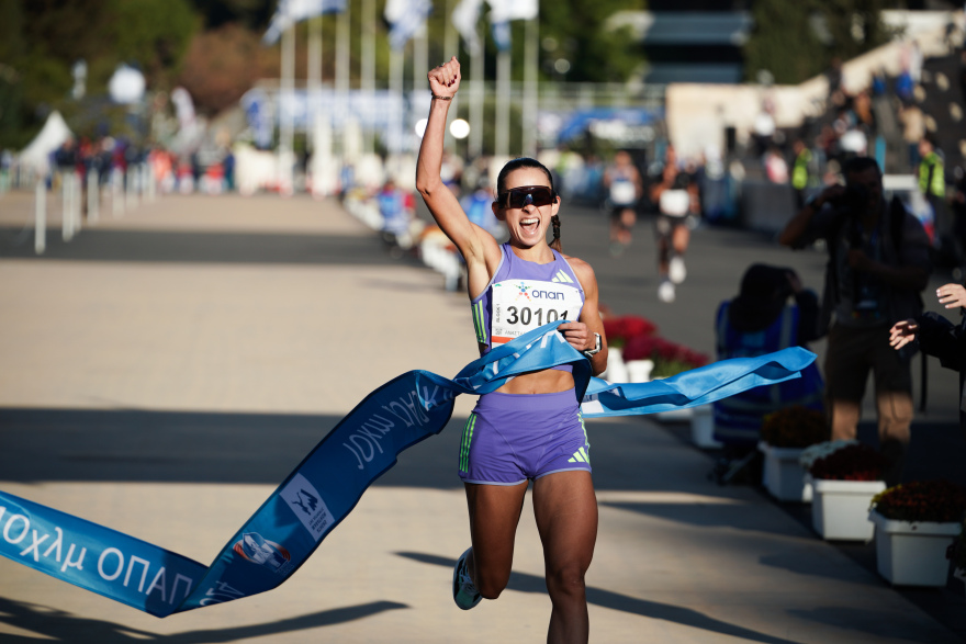 Μαραθώνιος Αθήνας - Δούκας: Αθλητές, εθελοντές και θεατές κάθε ηλικίας δίνουν δυναμικό παρών 
