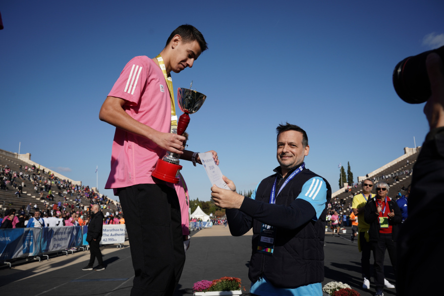 Μαραθώνιος Αθήνας - Δούκας: Αθλητές, εθελοντές και θεατές κάθε ηλικίας δίνουν δυναμικό παρών 