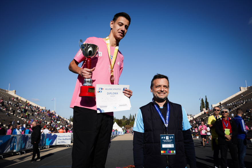 Μαραθώνιος Αθήνας - Δούκας: Αθλητές, εθελοντές και θεατές κάθε ηλικίας δίνουν δυναμικό παρών 