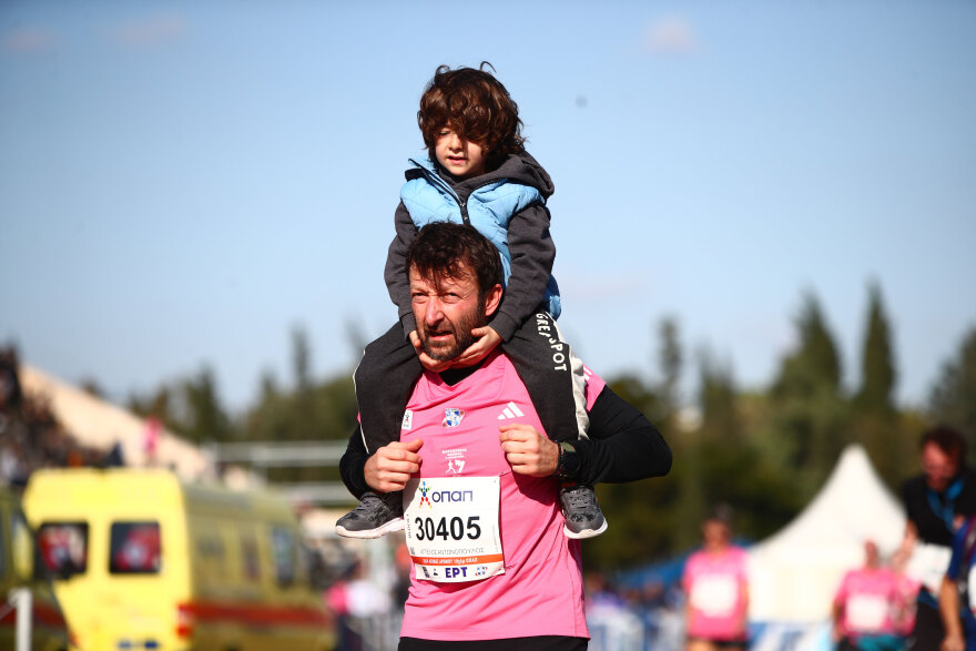 Μαραθώνιος Αθήνας: Φιλιά, καρδούλες, σημαίες και… ο Γκαγκάριν στον αγώνα των 10 χιλιομέτρων της Αθήνας - Φωτογραφίες