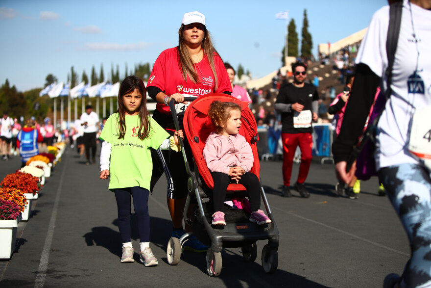 Μαραθώνιος Αθήνας: Φιλιά, καρδούλες, σημαίες και… ο Γκαγκάριν στον αγώνα των 10 χιλιομέτρων της Αθήνας - Φωτογραφίες