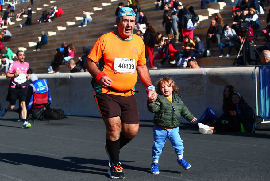 Μαραθώνιος Αθήνας: Φιλιά, καρδούλες, σημαίες και… ο Γκαγκάριν στον αγώνα των 10 χιλιομέτρων της Αθήνας - Φωτογραφίες