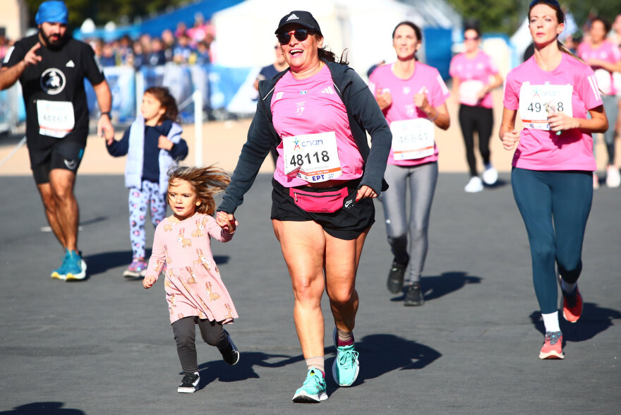 Μαραθώνιος Αθήνας: Φιλιά, καρδούλες, σημαίες και… ο Γκαγκάριν στον αγώνα των 10 χιλιομέτρων της Αθήνας - Φωτογραφίες