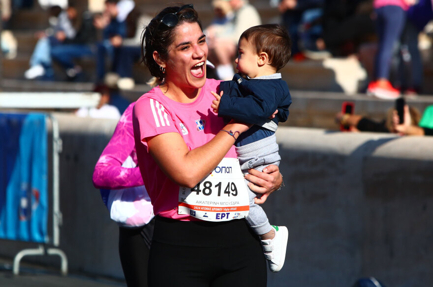 Μαραθώνιος Αθήνας: Φιλιά, καρδούλες, σημαίες και… ο Γκαγκάριν στον αγώνα των 10 χιλιομέτρων της Αθήνας - Φωτογραφίες