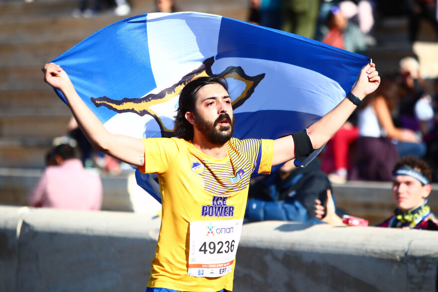 Μαραθώνιος Αθήνας: Φιλιά, καρδούλες, σημαίες και… ο Γκαγκάριν στον αγώνα των 10 χιλιομέτρων της Αθήνας - Φωτογραφίες