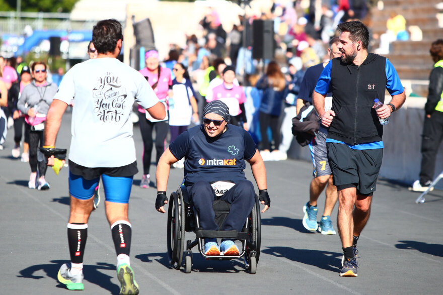 Μαραθώνιος Αθήνας: Φιλιά, καρδούλες, σημαίες και… ο Γκαγκάριν στον αγώνα των 10 χιλιομέτρων της Αθήνας - Φωτογραφίες