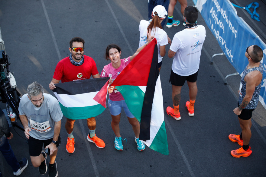 Μαραθώνιος Αθήνας: Φιλιά, καρδούλες, σημαίες και… ο Γκαγκάριν στον αγώνα των 10 χιλιομέτρων της Αθήνας - Φωτογραφίες