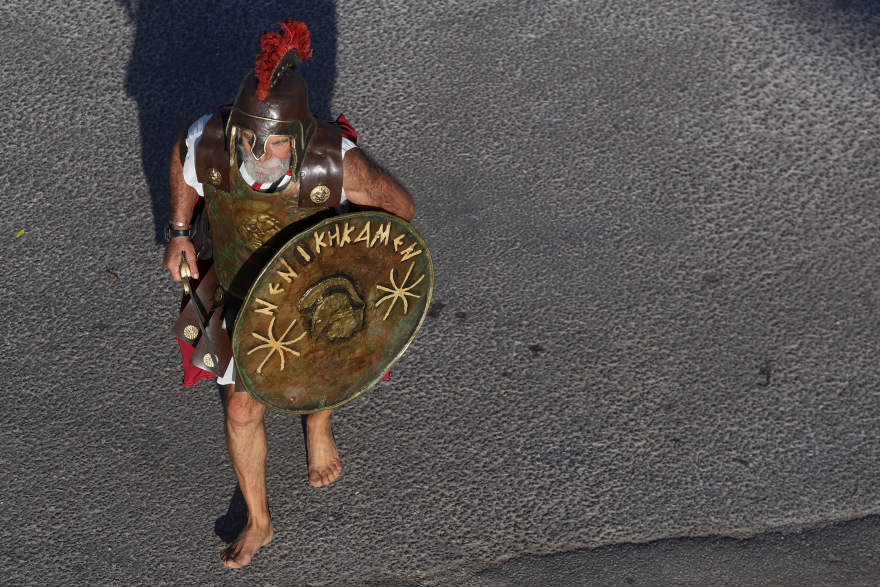 Μαραθώνιος Αθήνας: Φιλιά, καρδούλες, σημαίες και… ο Γκαγκάριν στον αγώνα των 10 χιλιομέτρων της Αθήνας - Φωτογραφίες